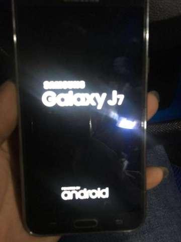 Vendo J7 en Buen Estado 80 nego Vendo J7 en Buen Estado 80 nego